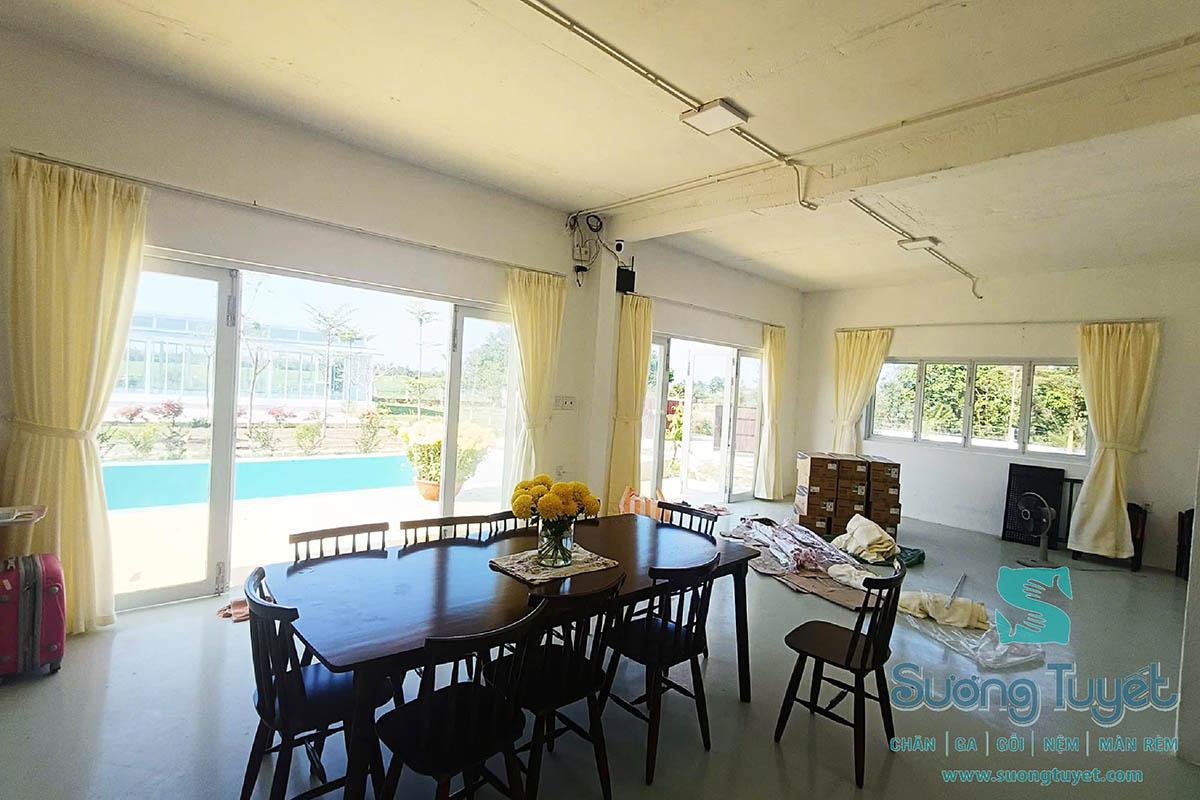 Tại dự án này thì Sương Tuyết cung cấp rèm và nệm, thảm sofa nữa.