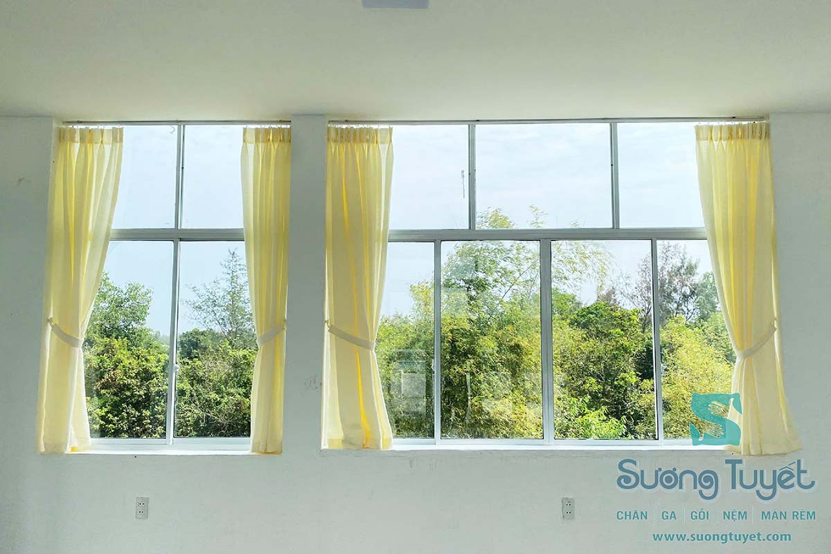 Khung cửa sổ cũng được phủ màu vàng đúng chất Hội An.