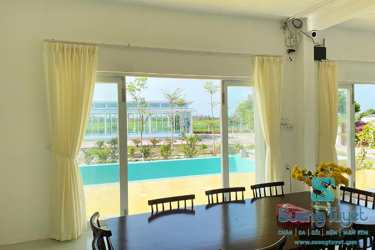 Góc nhìn tinh tế với lớp voan vàng sang trọng, làm nổi bật căn nhà phố nghỉ dưỡng.