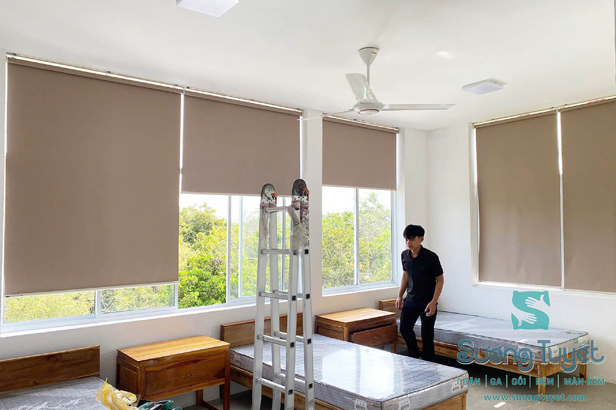 Rèm cuốn tông màu nâu trầm giúp cản nắng tuyệt đối cho các căn phòng homestay Nam Hội An