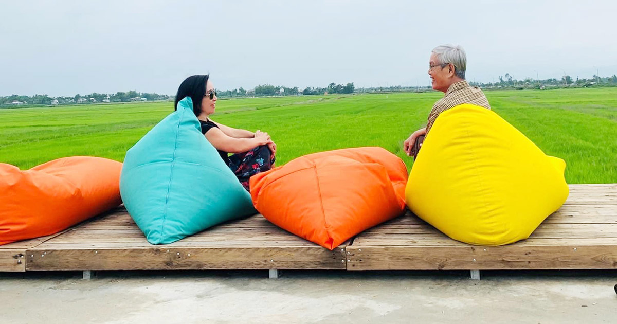Cặp vợ chồng vui vẻ hàn huyên ôn lại chuyện cũ.