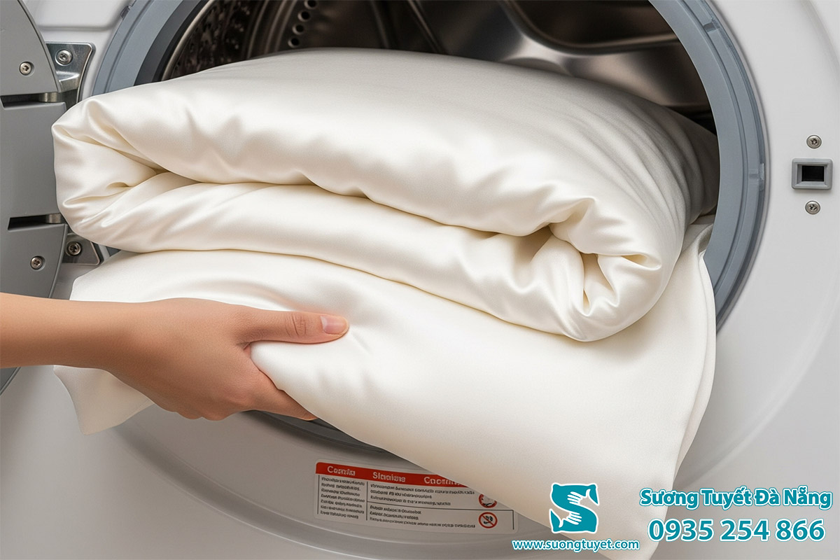 Chỉ những khi quá bận rộn mới nên giặt chăn ga lụa bằng máy ở chế độ nhẹ.