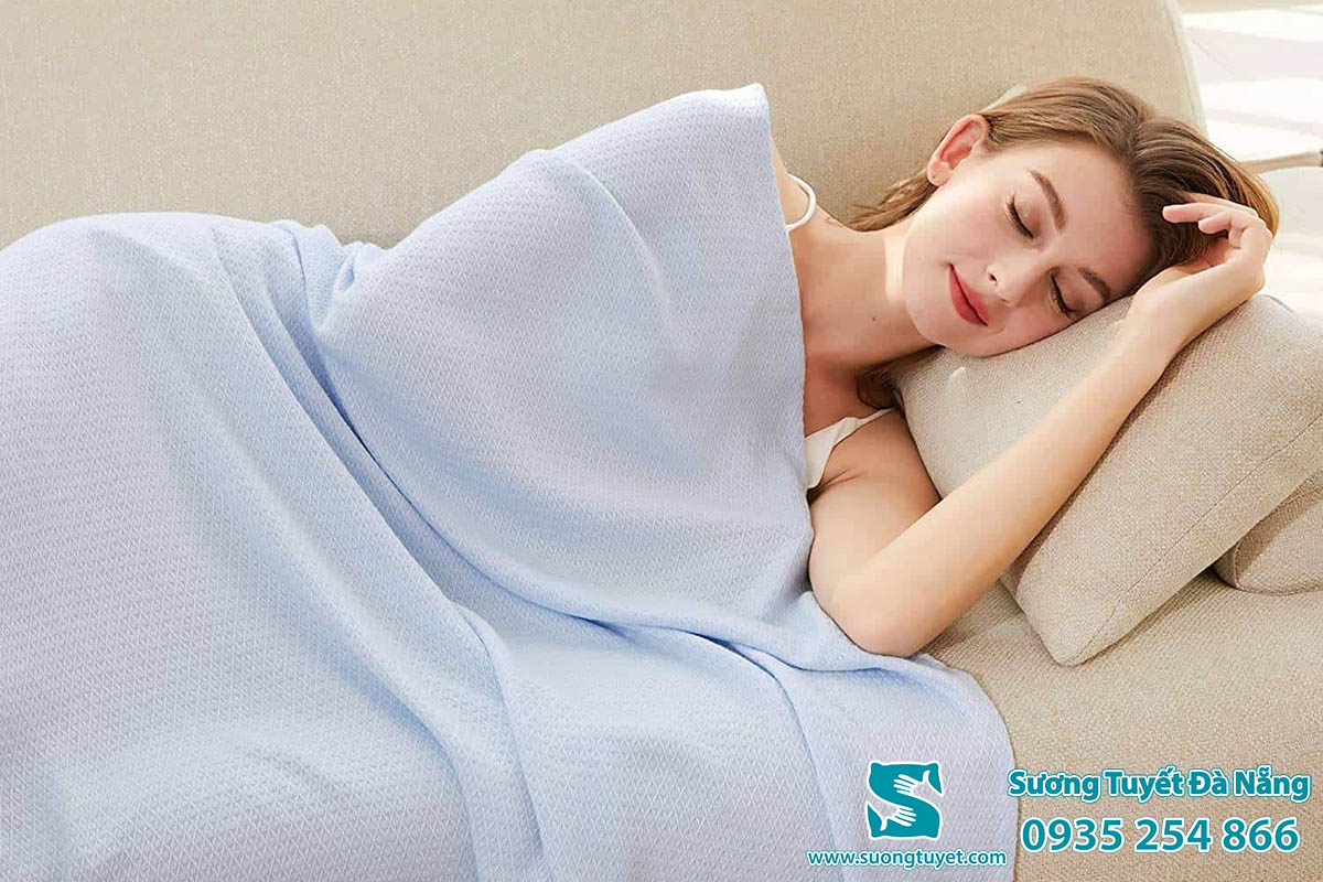 nên lựa chọn loại chăn vải mát, ruột mỏng cho giấc ngủ thoải mái hơn.