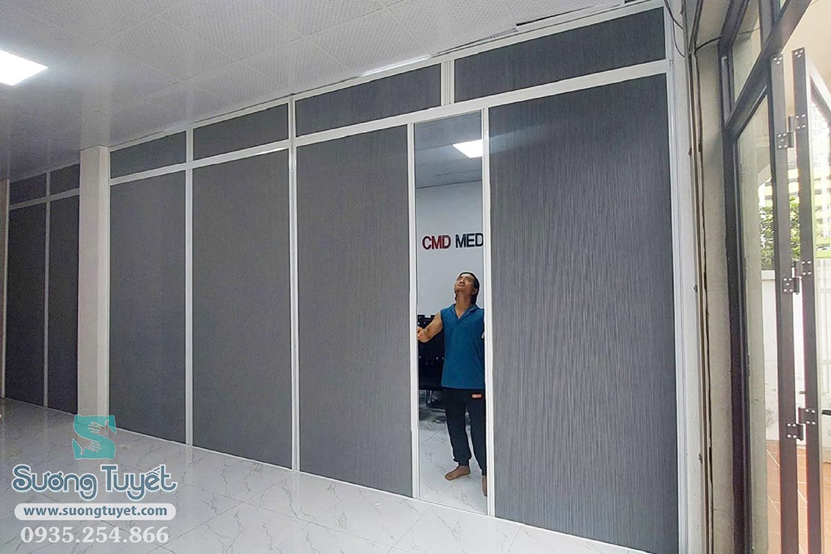 Cần kéo vách tổ ong đúng hướng và nhẹ nhàng để tránh bị hư.