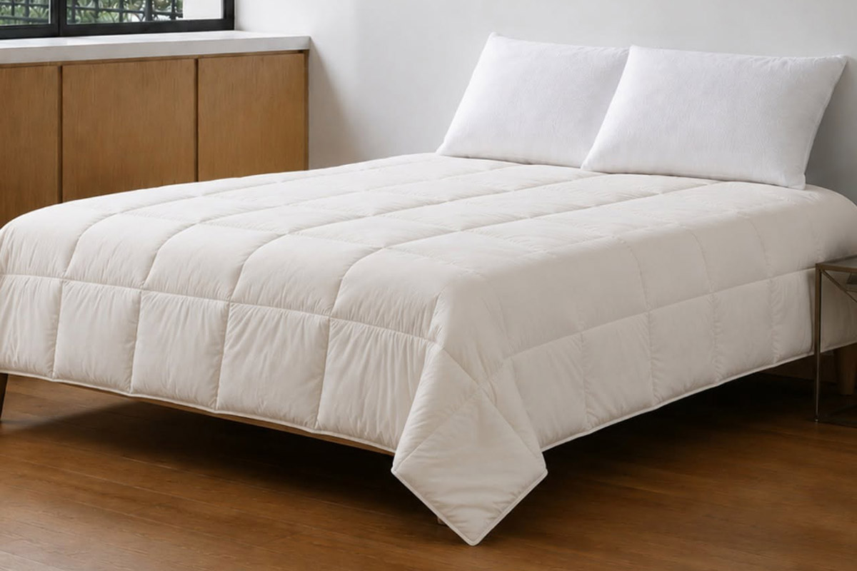 Lớp vỏ chăn cũng thường được may bằng vải T300, T400 rất mịn và mát mẻ để phù hợp với ruột chăn.