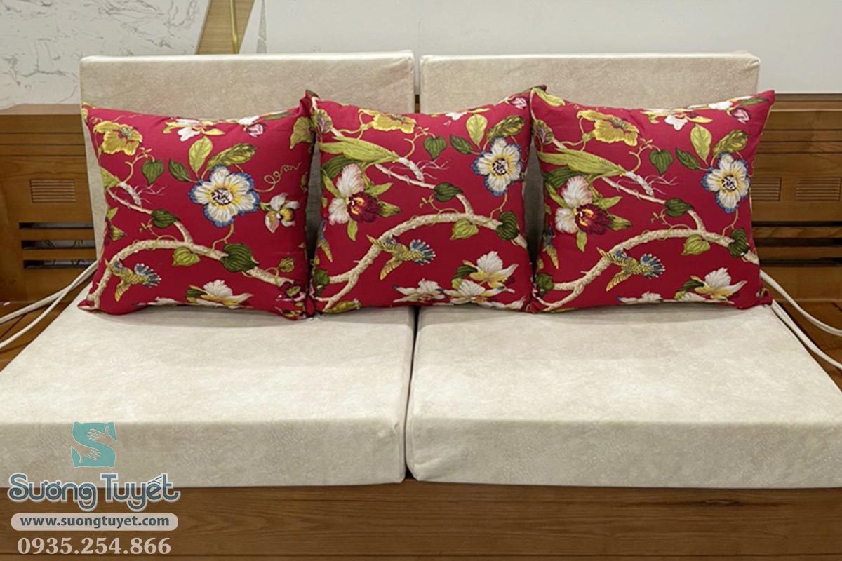 Mẫu gối dựa cổ điển màu đỏ truyền thống.
