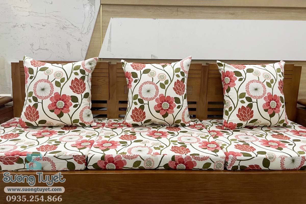 Gối sofa gia đình màu đỏ họa tiết hoa văn sặc sỡ.