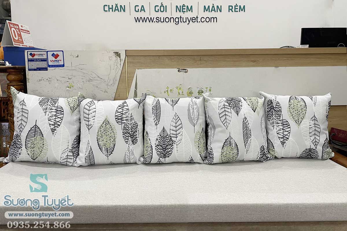 Nệm ghế trắng kết hợp cùng gối dựa trắng kem tạo thành khối thống nhất.