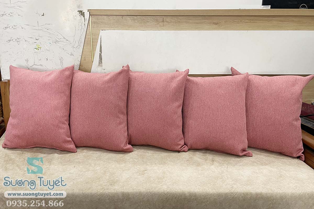 Bộ gối tựa màu hồng nổi bật, tô điểm cho vẻ đẹp của nệm sofa.