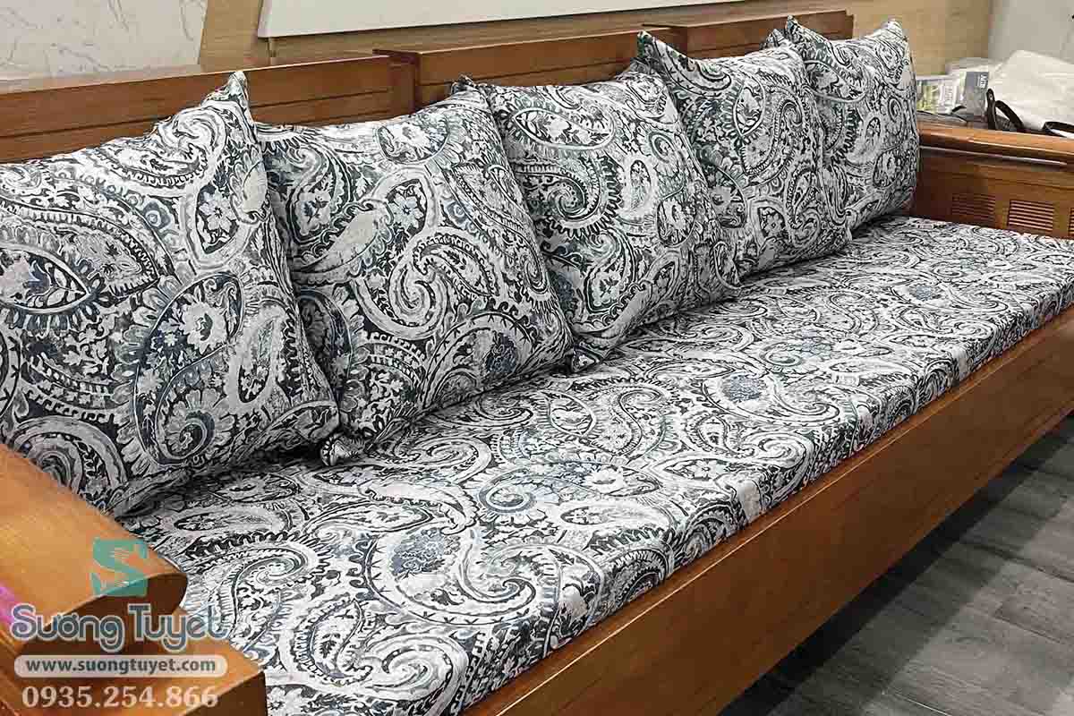 Bộ nệm ghế phối tông xuyệt tông trên sofa gỗ.