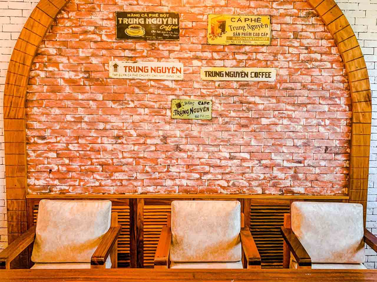 Nệm ghế cà phê màu nâu hoài cổ.