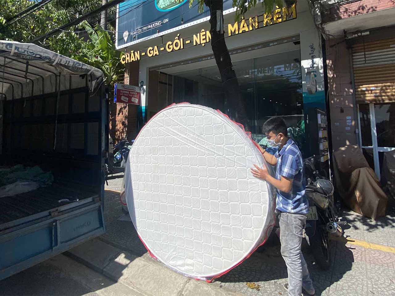 Sương Tuyết sản xuất nệm, nệm ghế theo kích cỡ yêu cầu.