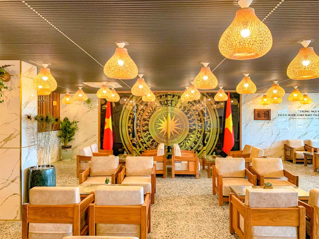 Không gian ngồi thưởng thức cà phê được bài trí đẹp mắt.