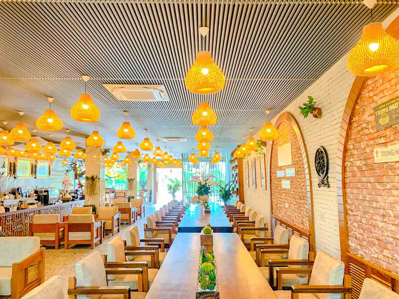  So với vải bố thì vải nhung khi thành phẩm trông hiện đại hơn trong nệm ghế.