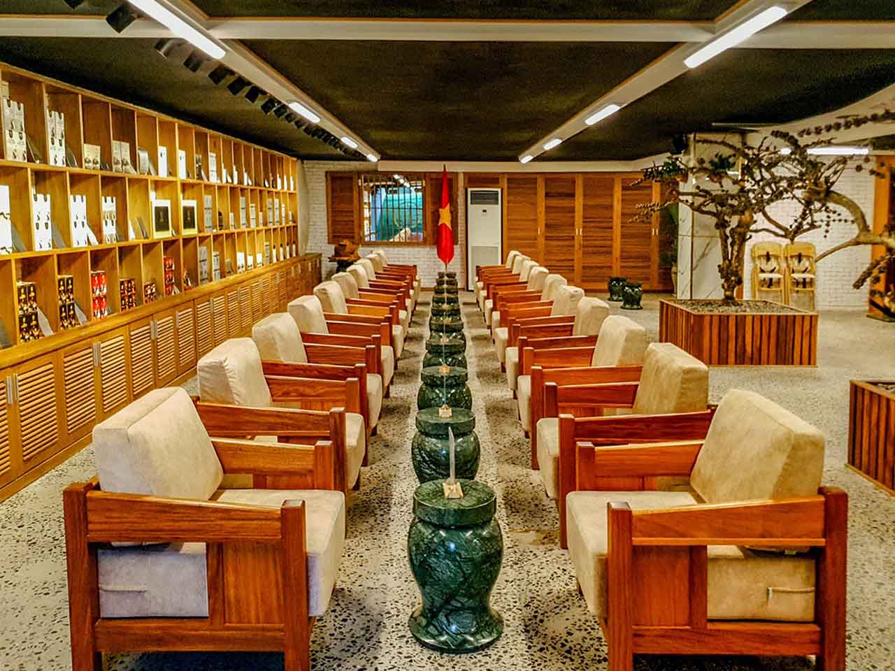 Lớp mút xốp dày dặn giúp khách ngồi lâu không ê mỏi.