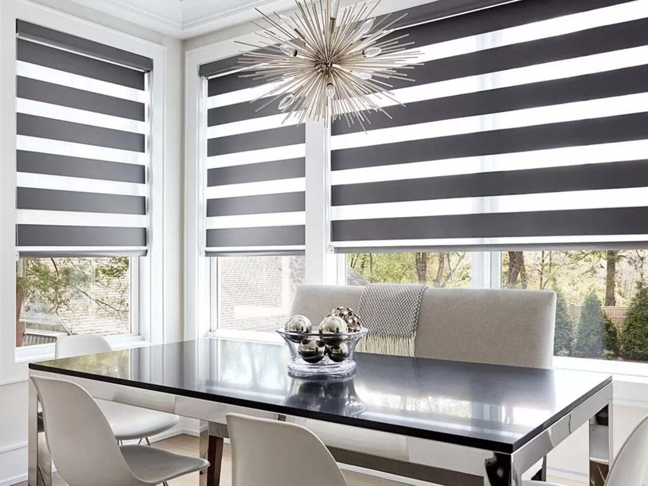 Bộ rèm cầu vồng màu ghi nhã nhặn.