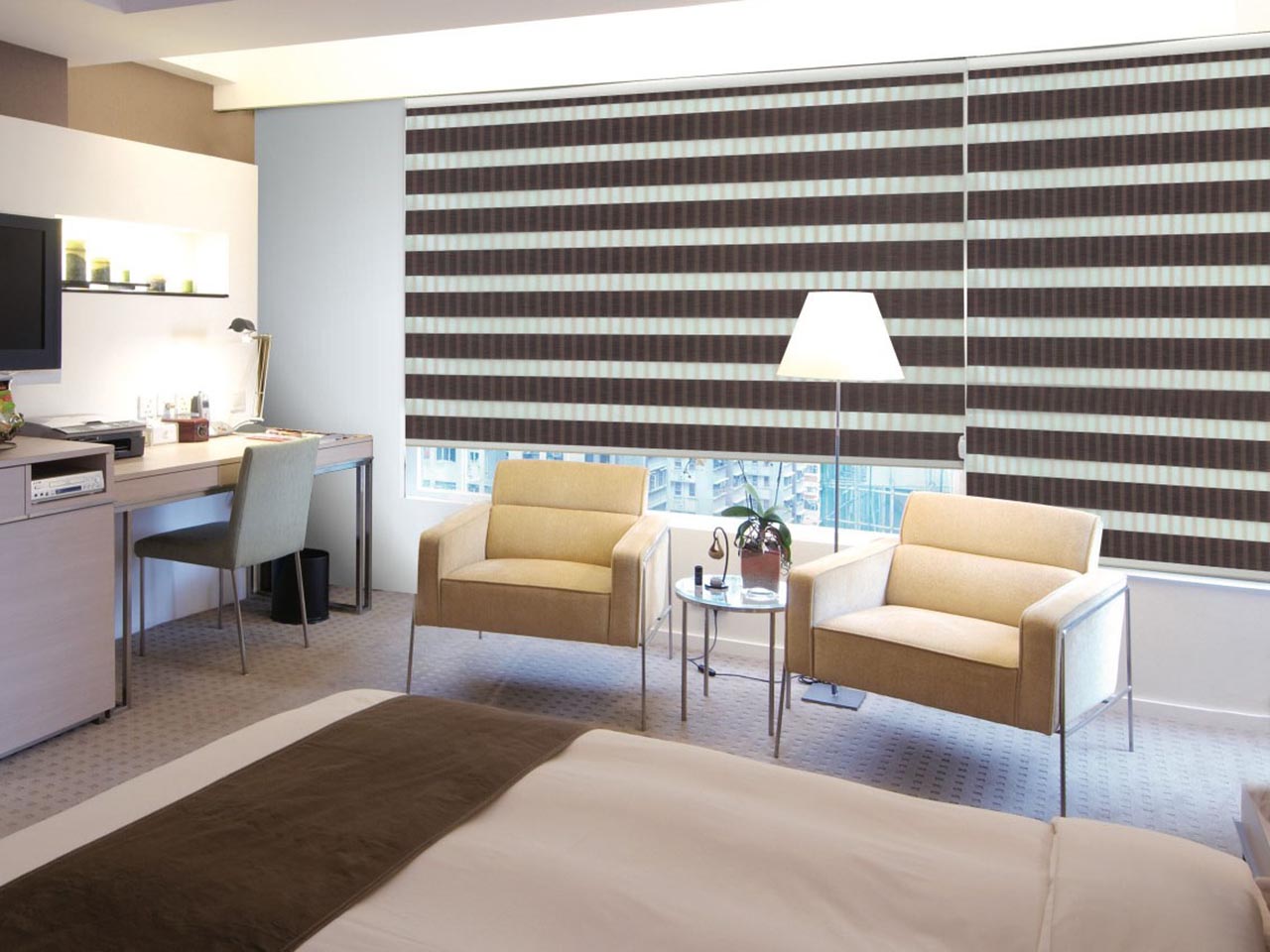 Phòng khách trang trọng, tinh tế với mẫu rèm cầu vồng xen kẽ, gọn nhẹ.