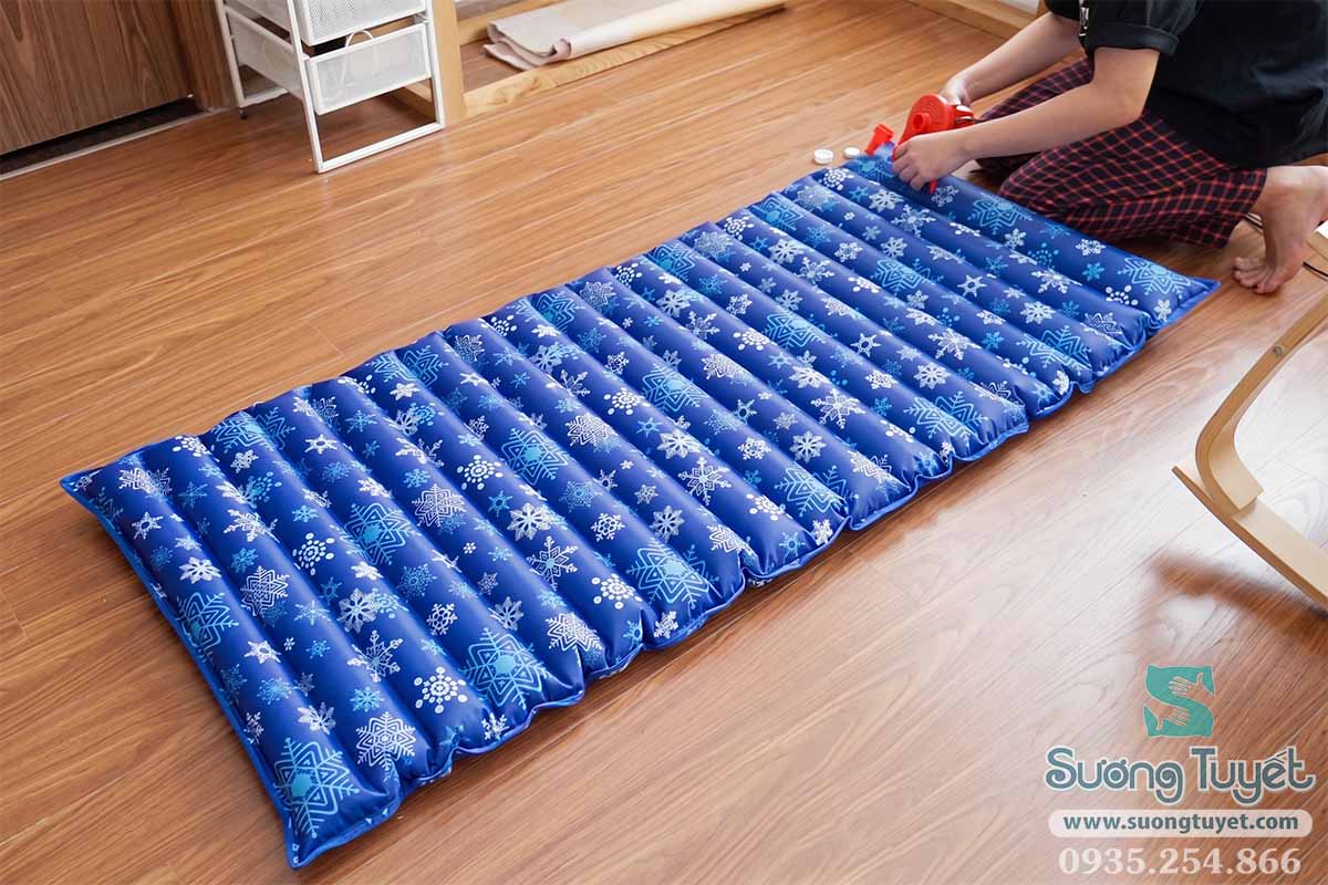 Với nệm nước tự bơm thì mất thời gian lấy nước vào khoang.