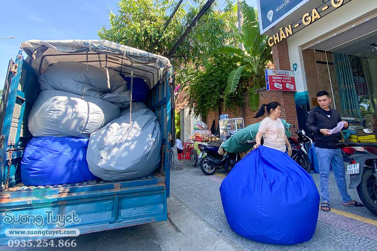 Những chiếc ghế lười lần này được may khổ lớn cho phù hợp với cả du khách nước ngoài.