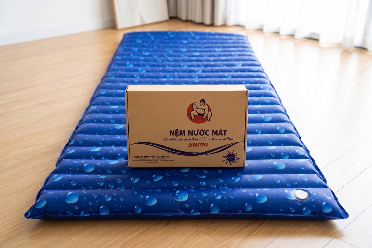 Nệm nước nguyên tấm thì đã bơm sẵn nước vào bên trong, khi bị xì là vứt bỏ.