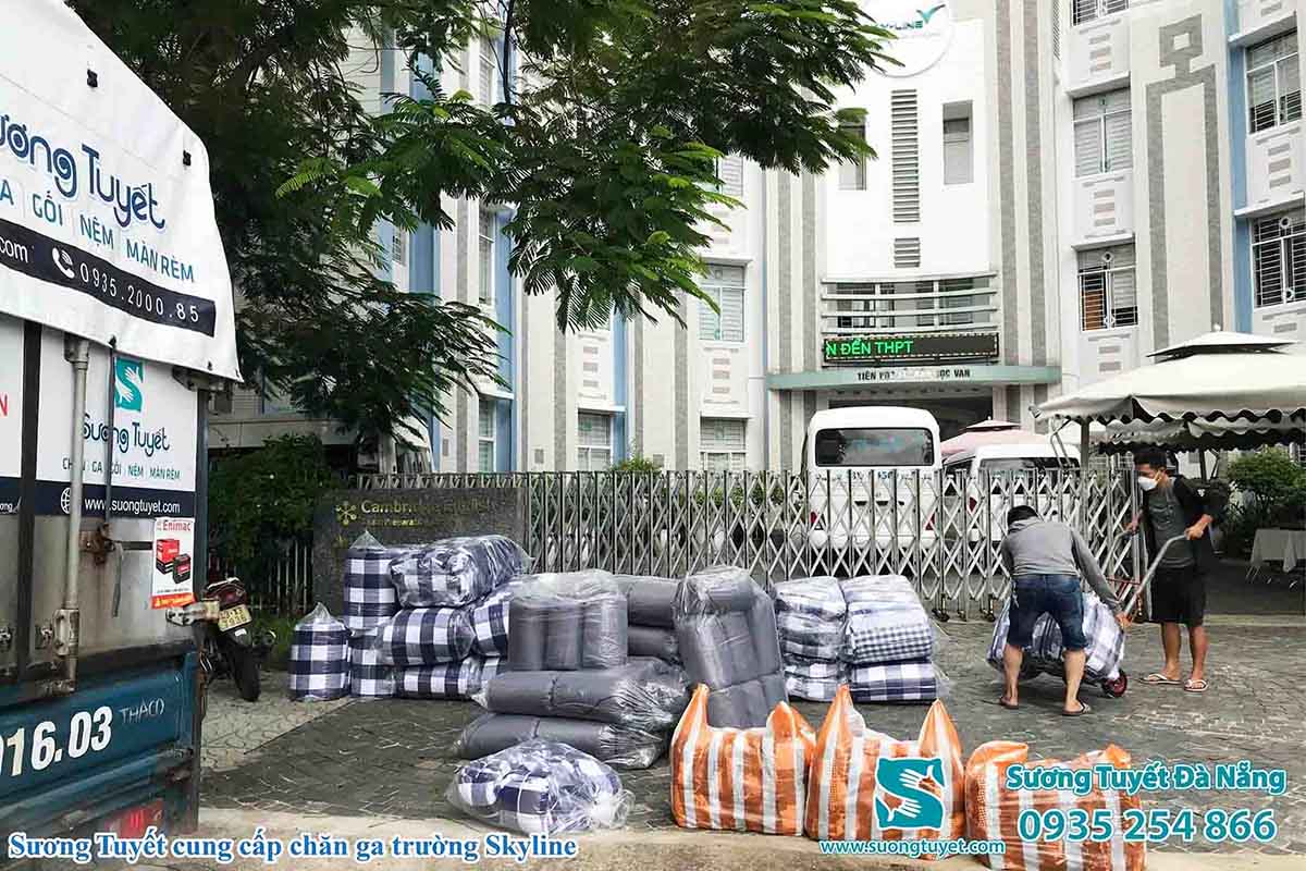 Cung cấp hơn 1000 túi ngủ trường học cho trường Skyline.