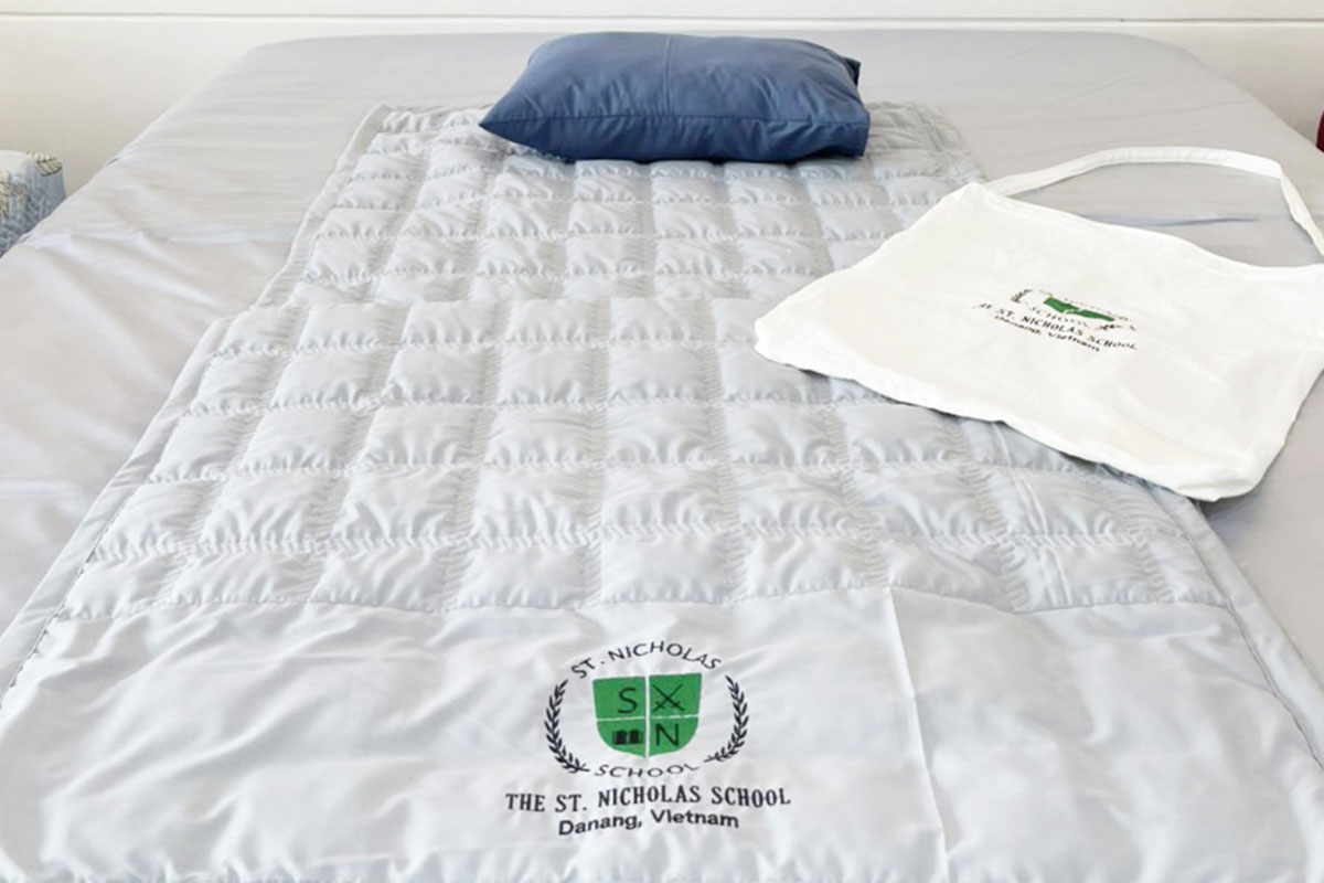 Cung cấp chăn ga trường học Nicholas school với chất liệu kate silk