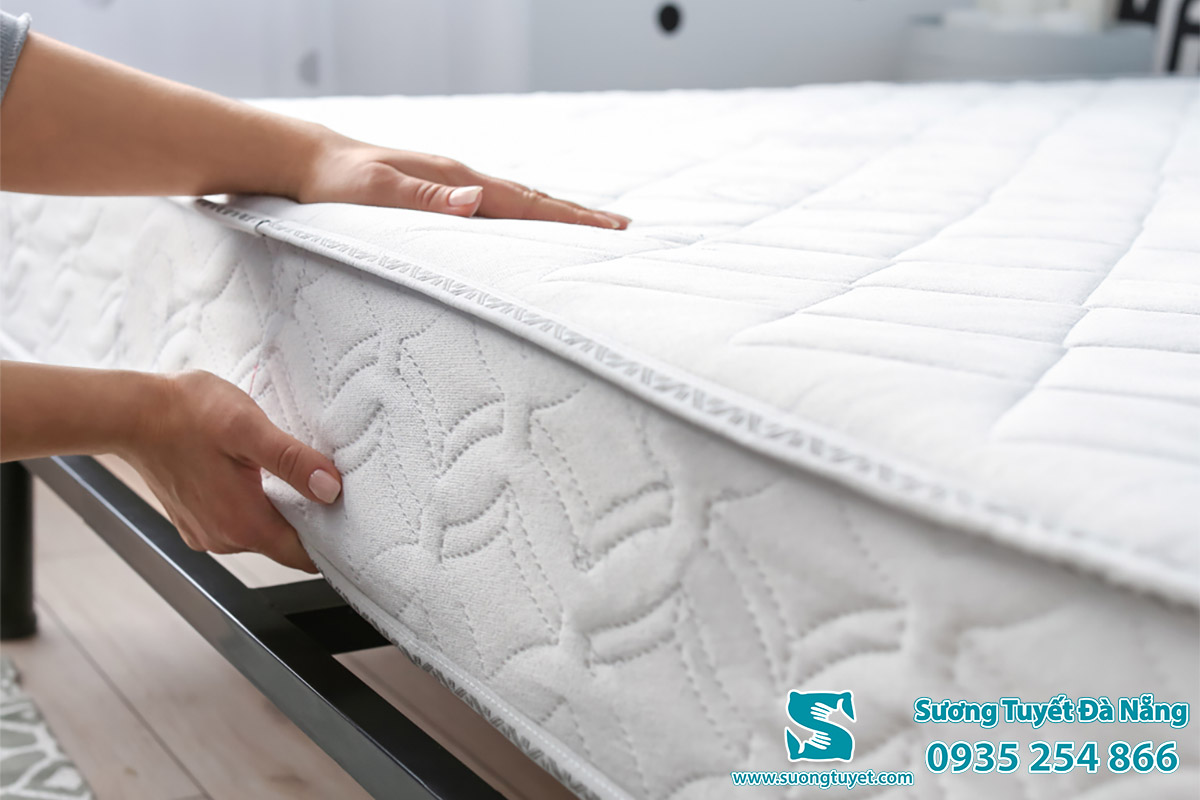 Bên ngoài nệm được bọc lớp vải gấm hoặc valize chần chắc chắn.