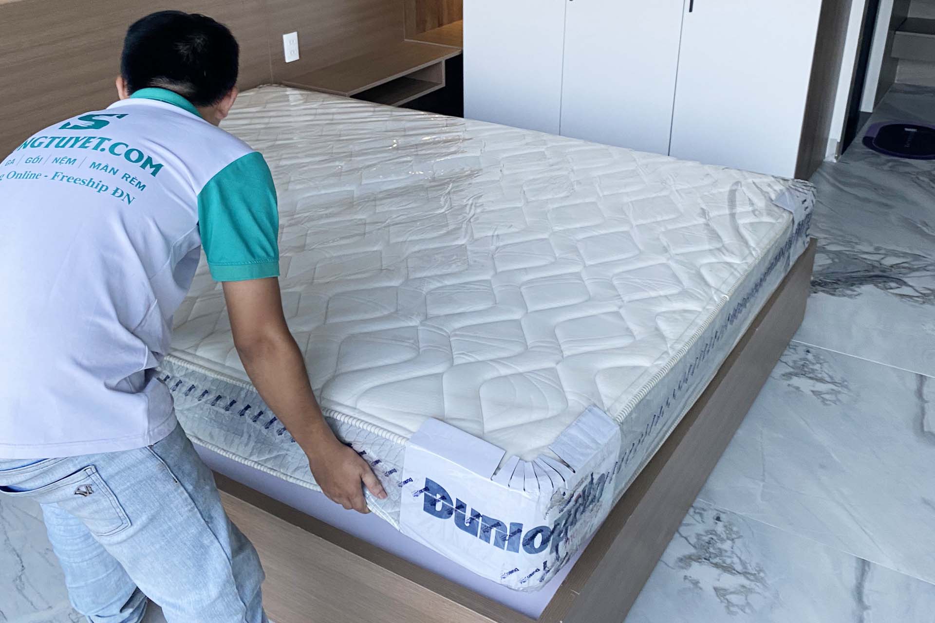 Nệm lò xo Dunlopillo.