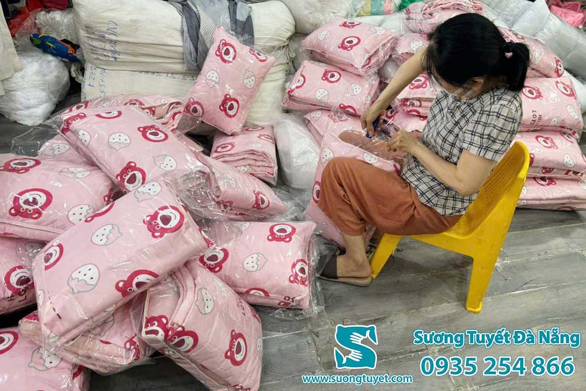 Tỉ mỉ công đoạn soạn sữa chăn ga cùng các cô.