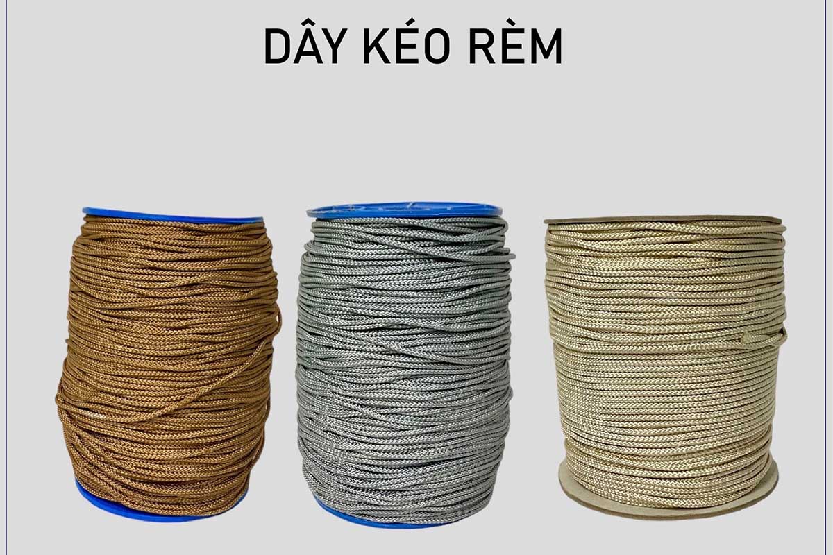 Dây kéo rèm tổ ong chịu lực tốt, độ bền qua hàng ngàn lần kéo liên tục.