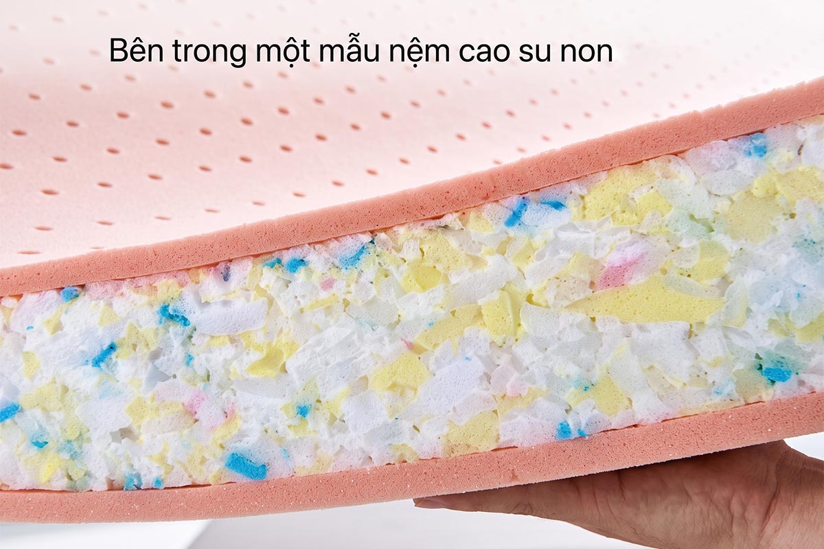 Hai lớp mút nguyên tấm sẽ bọc lấy toàn bộ lõi bên trong nệm su non.