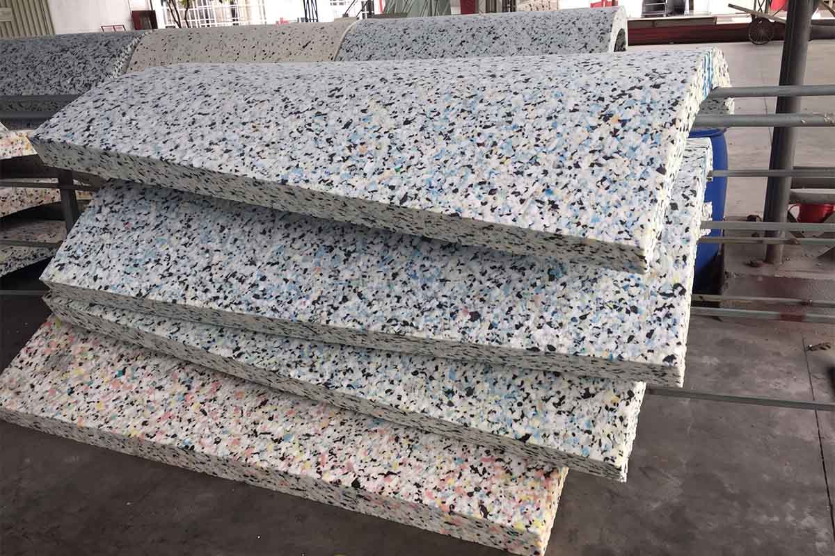 Cận cảnh một khối mút vụn sau khi được xay và ép chặt, dán keo lỏng hóa học.
