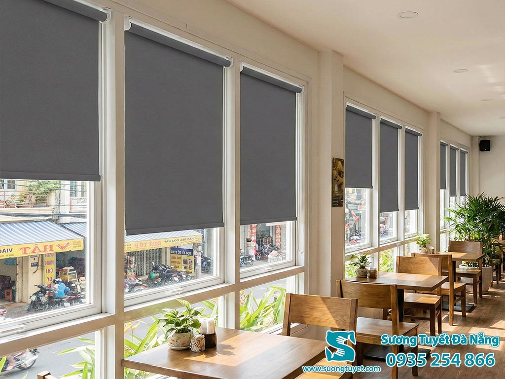 Rèm cuốn không khoan đặc biệt phù hợp với quán cà phê hay thay đổi setup.