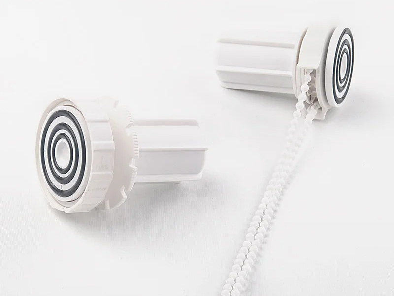 Cận cảnh phụ kiện đầu thanh hai bên của rèm không khoan đục.