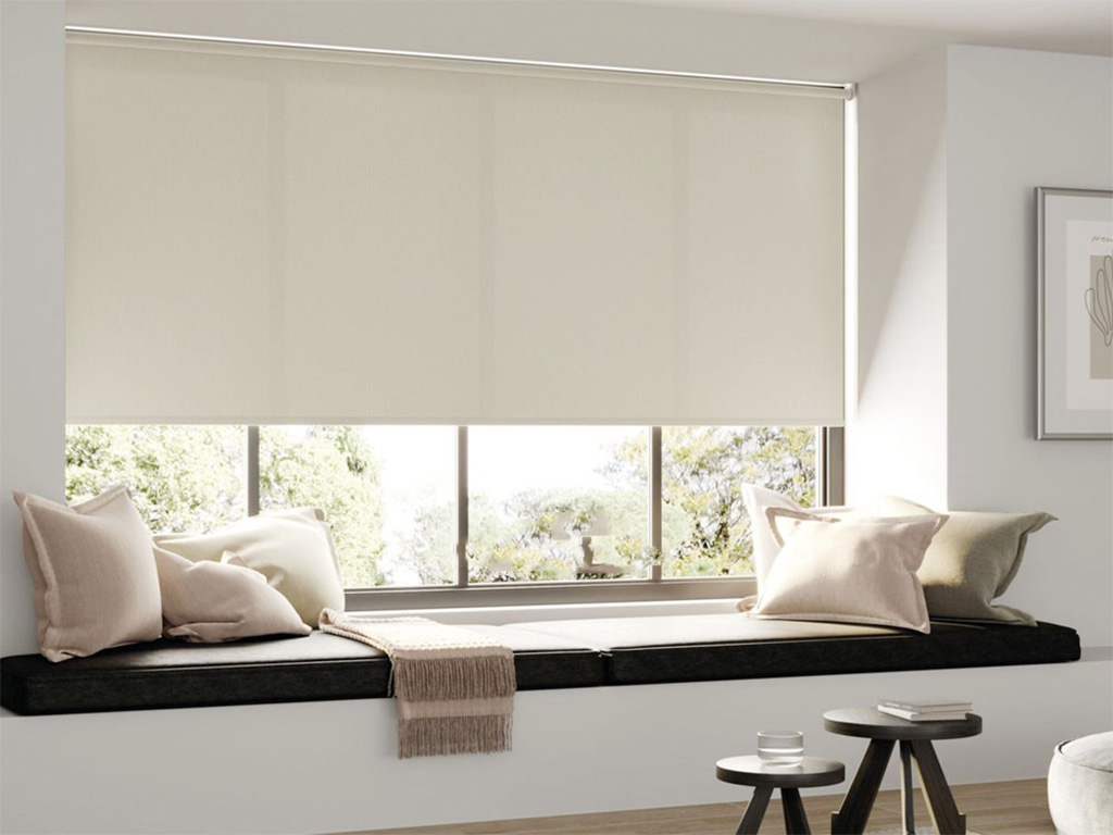 Lắp rèm cuốn không khoan giúp tường được bảo vệ và cũng đẹp mắt hơn.