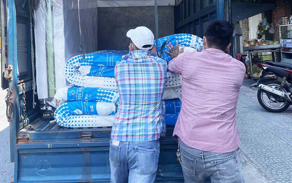 Nhân viên Sương Tuyết chuẩn bị nệm để giao cho khách FPT.