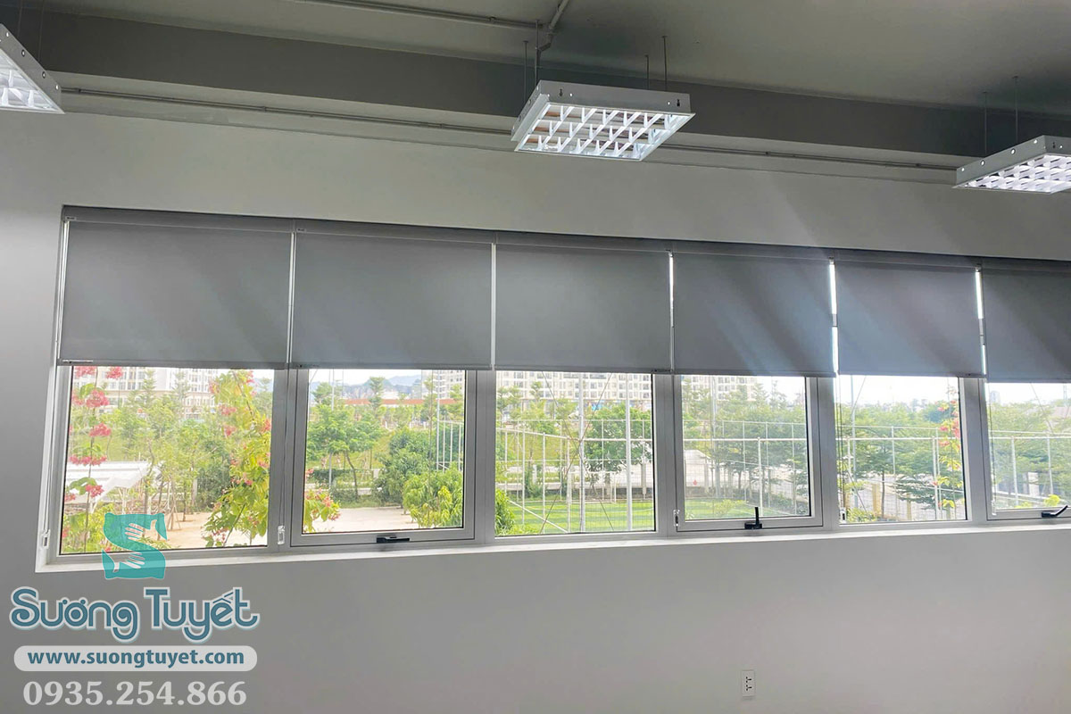 Ở các văn phòng, khách sạn thì ngoài rèm vải ra nên lắp rèm cuốn cho rẻ.
