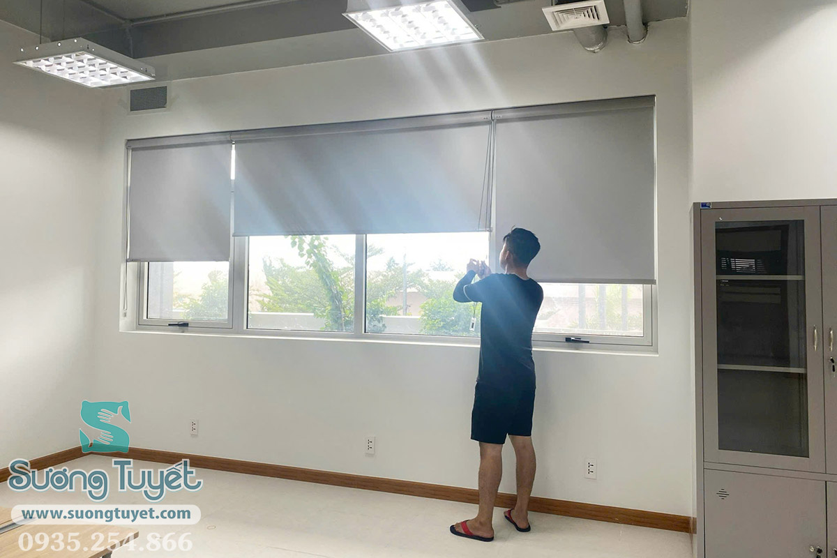 Khung cảnh Sương Tuyết tất bật lắp rèm cho trường FPT.