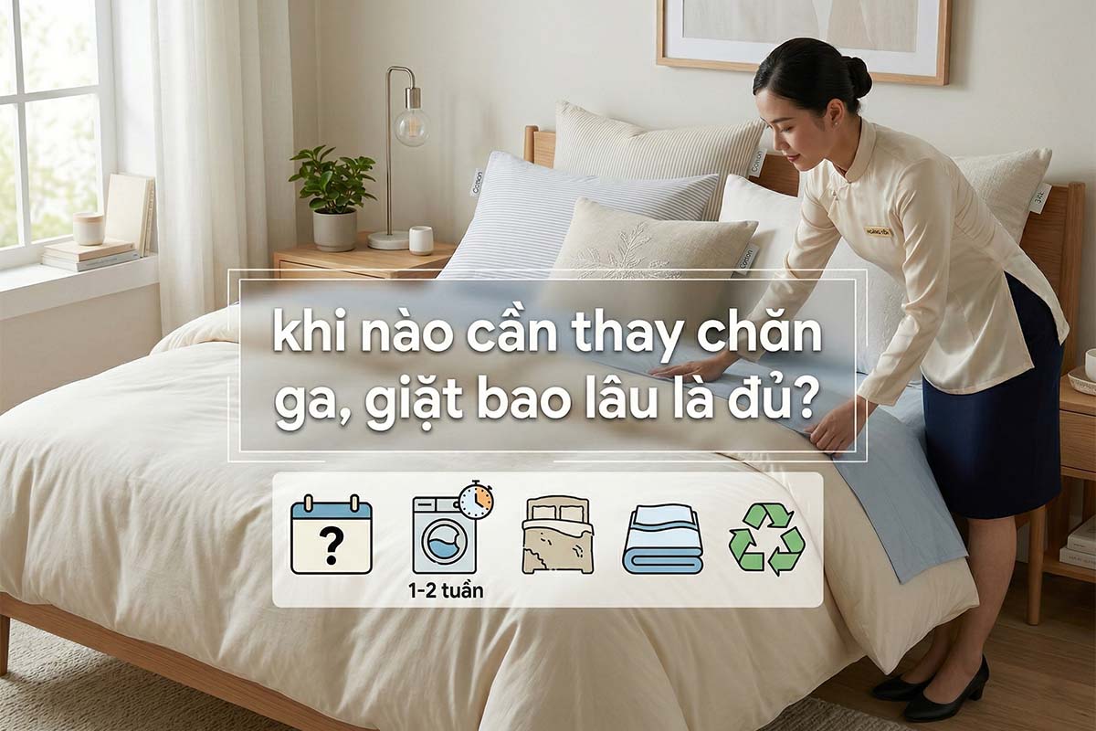 Nhân viên khách sạn đang kiểm tra và setup chăn ga gối trắng cao cấp.