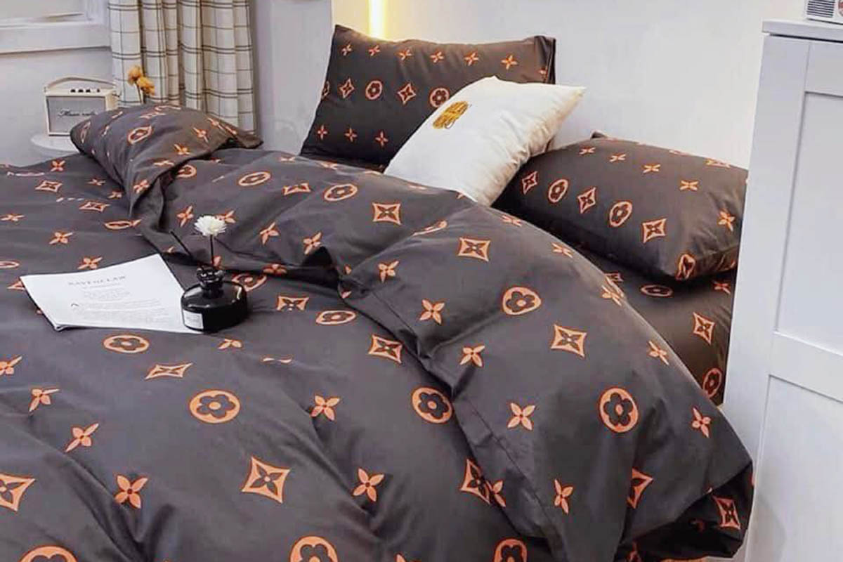 Chăn ga cotton poly có giá rẻ chỉ từ hơn 100k nhưng hơi nóng.