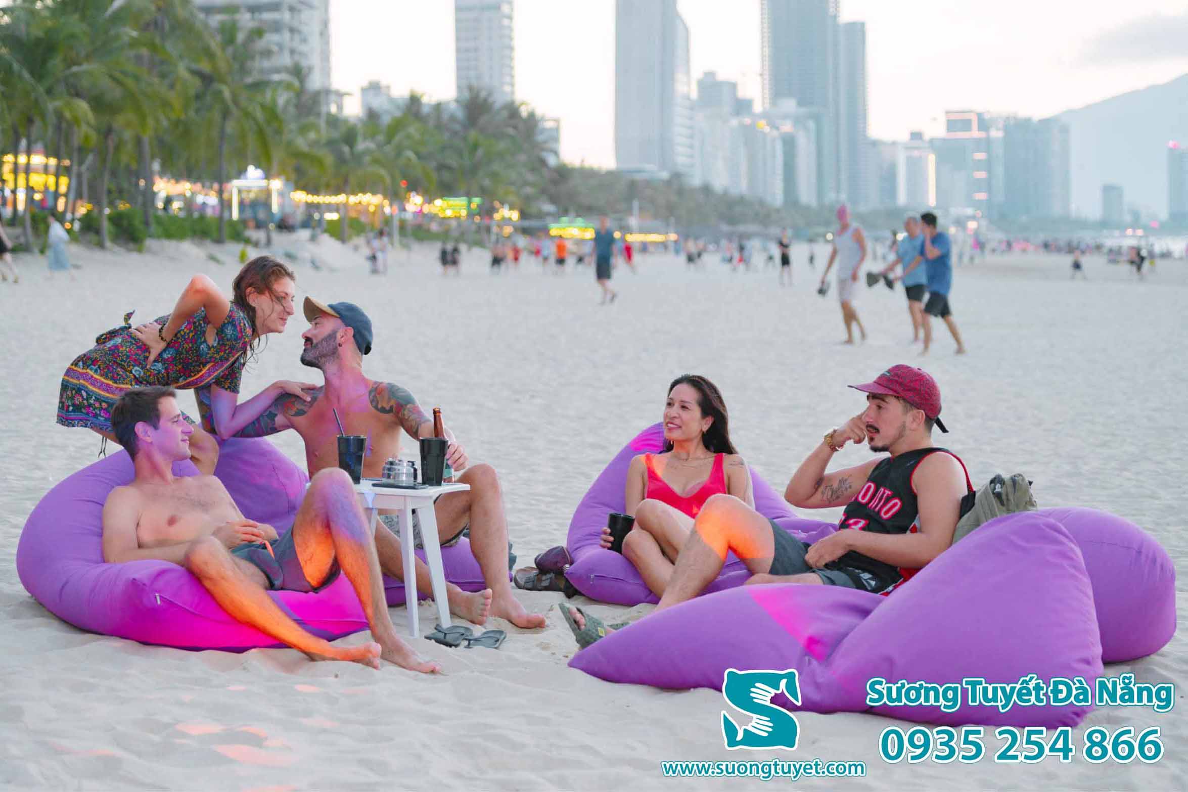 Quán cà phê ven biển được trang hoàng ghế lười đẹp mắt.