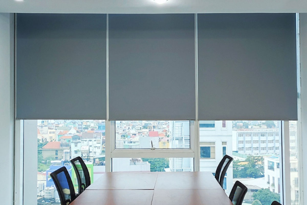 Rèm cuốn trơn thì dùng cho những nơi có độ sáng cao, cần che chắn toàn bộ.