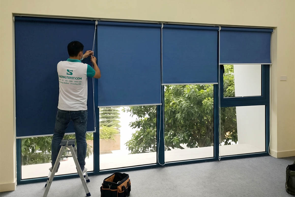 Sương Tuyết thi công rèm cuốn xanh dương cho khách.