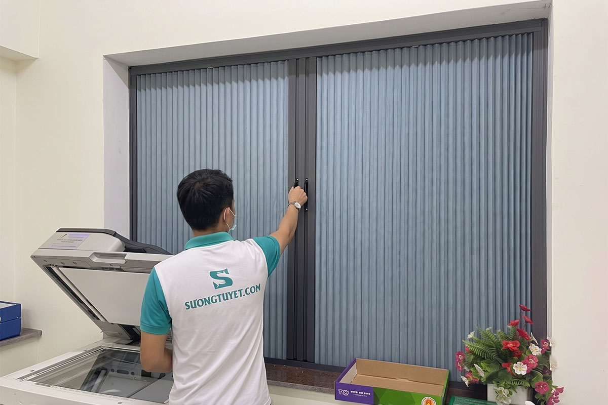 Hình ảnh Sương Tuyết thi công rèm tổ ong tại Ga Xe lửa Đà Nẵng.