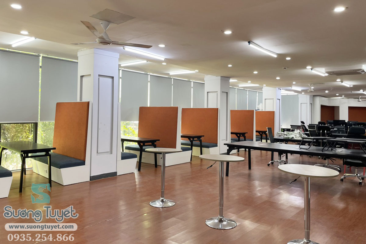 Toàn bộ không gian rèm vải của công ty Supremetech được thay rèm cuốn đẹp đẽ.