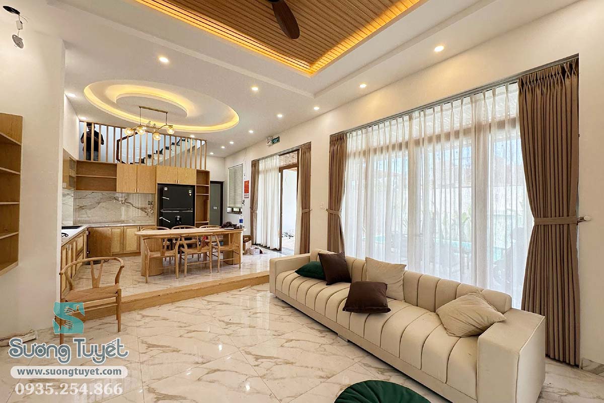 Tất nhiên, cửa chính vẫn nên làm rèm vải cho sang trọng.