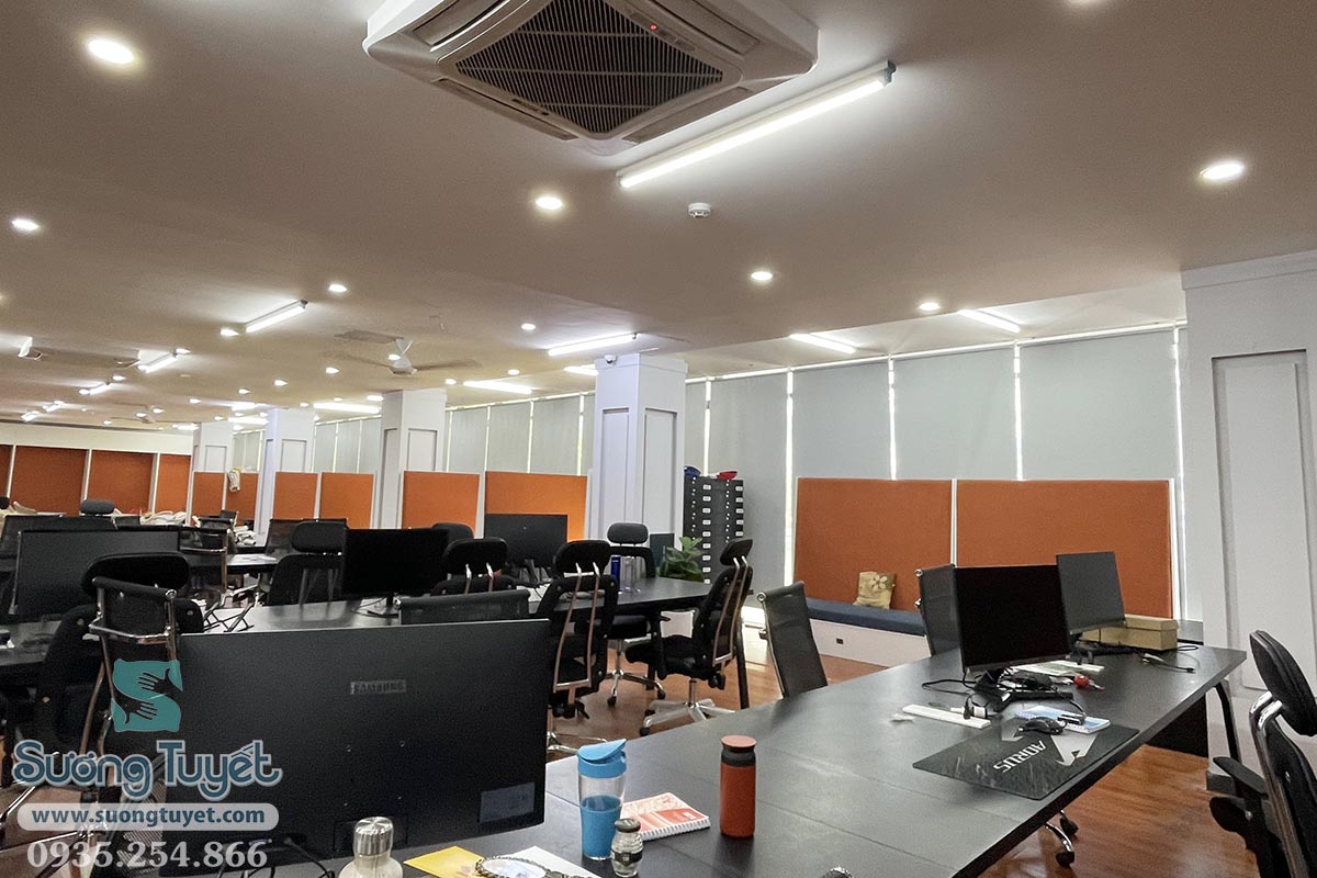 Hàng chục bộ rèm cuốn lắp san sát nhau vẫn không ảnh hưởng đến độ thẩm mỹ.