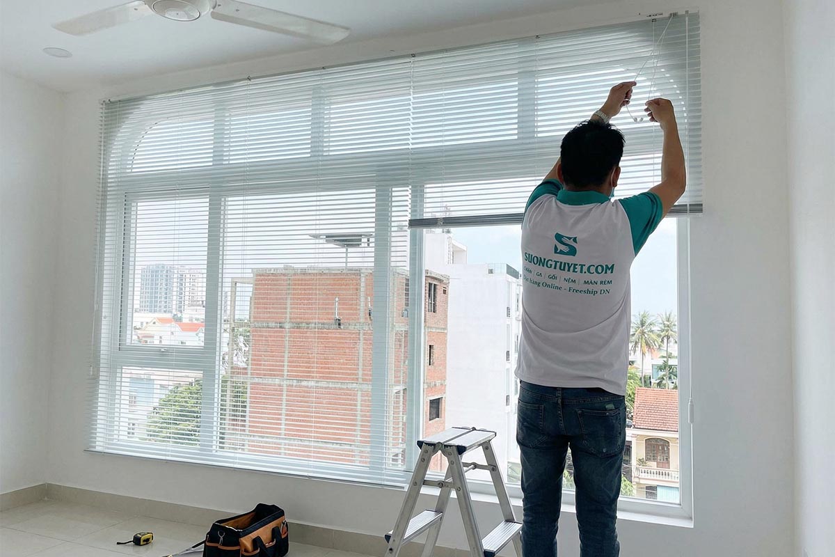 Sương Tuyết thi công rèm nhôm cho khung cửa rộng nhà khách.