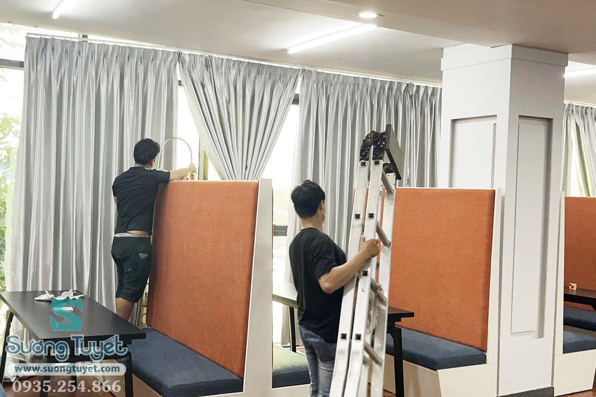 Toàn bộ rèm cũ bí bách, nóng nực được gỡ bỏ.