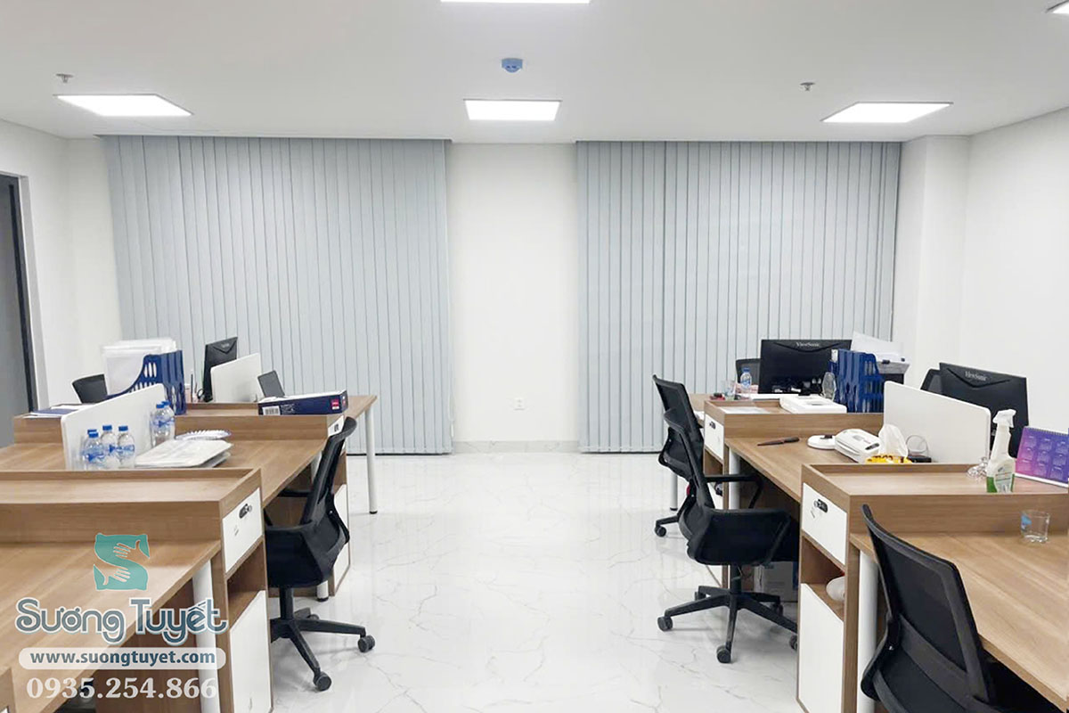 Rèm sáo lá dọc là giải pháp không gian đẹp cho văn phòng.